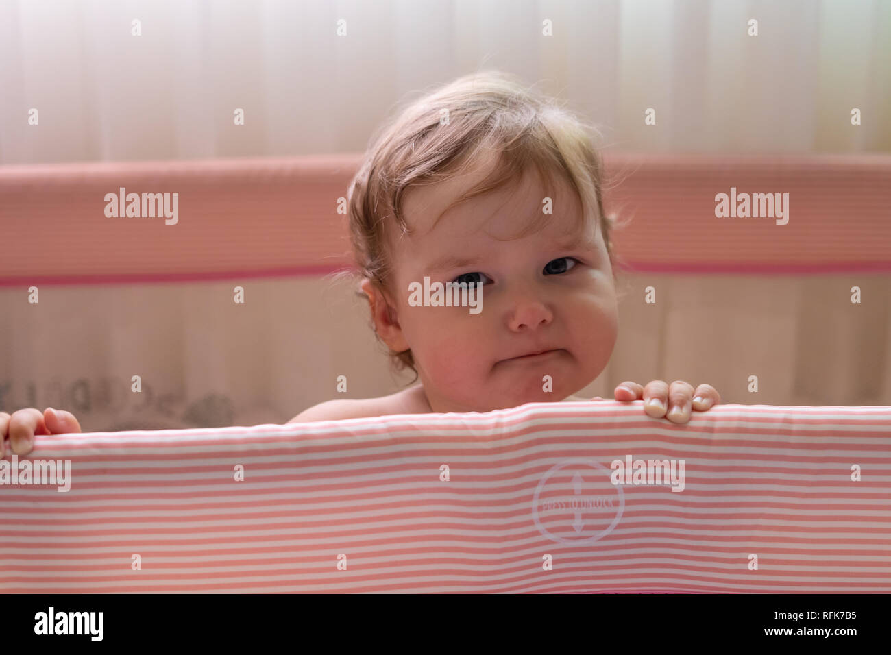 Rires De Bebe Mignon Debout Dans Un Lit De Rose Pepiniere Rose Pour Les Petits Enfants Une Petite Fille Apprend A Se Tenir Dans Son Berceau Un Bebe Est Debout Dans Un