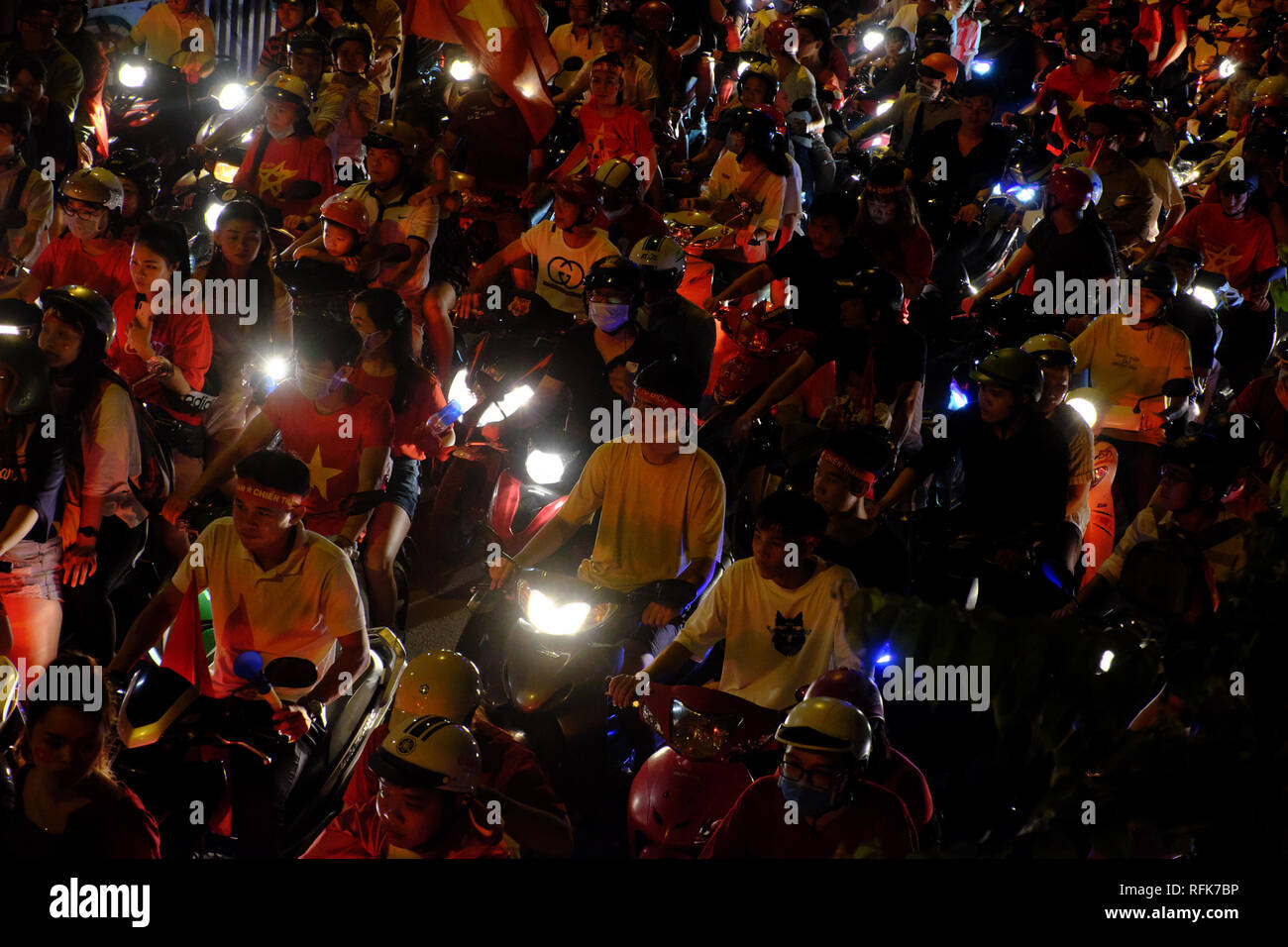 HO CHI MINH ville, VIET NAM- déc 15, 2018 : vietnamiens bondé rue le soir, les jeunes ride moto coincé dans l'embouteillage, des motos en slow mo Banque D'Images