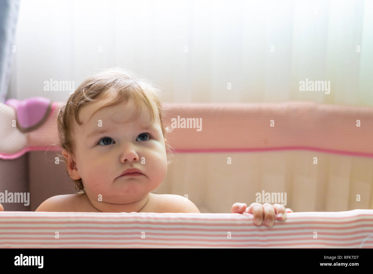 Rires De Bebe Mignon Debout Dans Un Lit De Rose Pepiniere Rose Pour Les Petits Enfants Une Petite Fille Apprend A Se Tenir Dans Son Berceau Un Bebe Est Debout Dans Un
