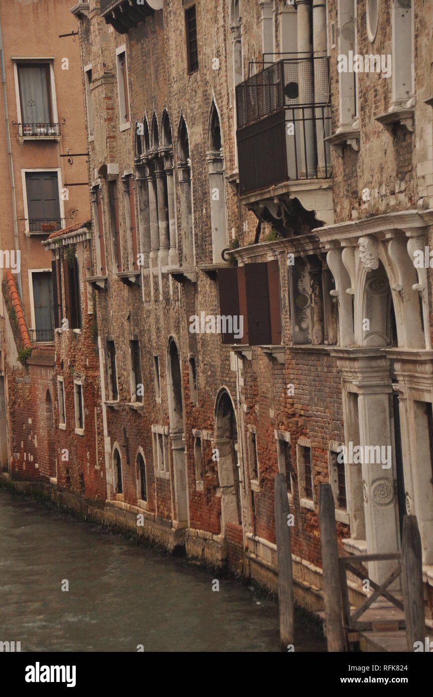 Les canaux et les ruelles étroites de Venise. Ville de monuments en télécabine. Banque D'Images