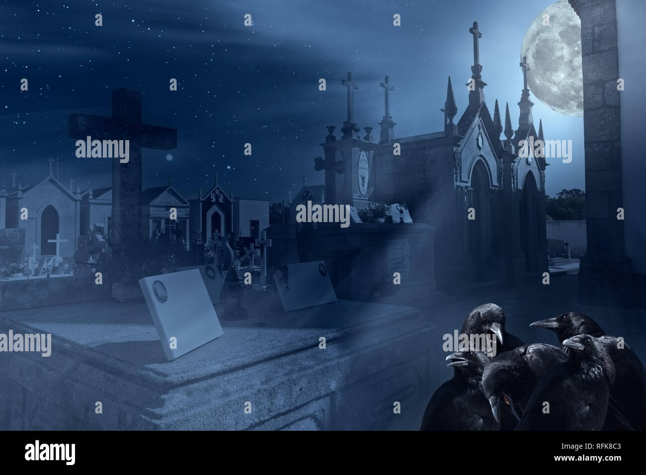 Image surréaliste à l'ancien cimetière, corneilles et autres éléments liés à Halloween Banque D'Images Image surréaliste à l'ancien cimetière, corneilles et autres éléments liés à Halloween Banque D'Images