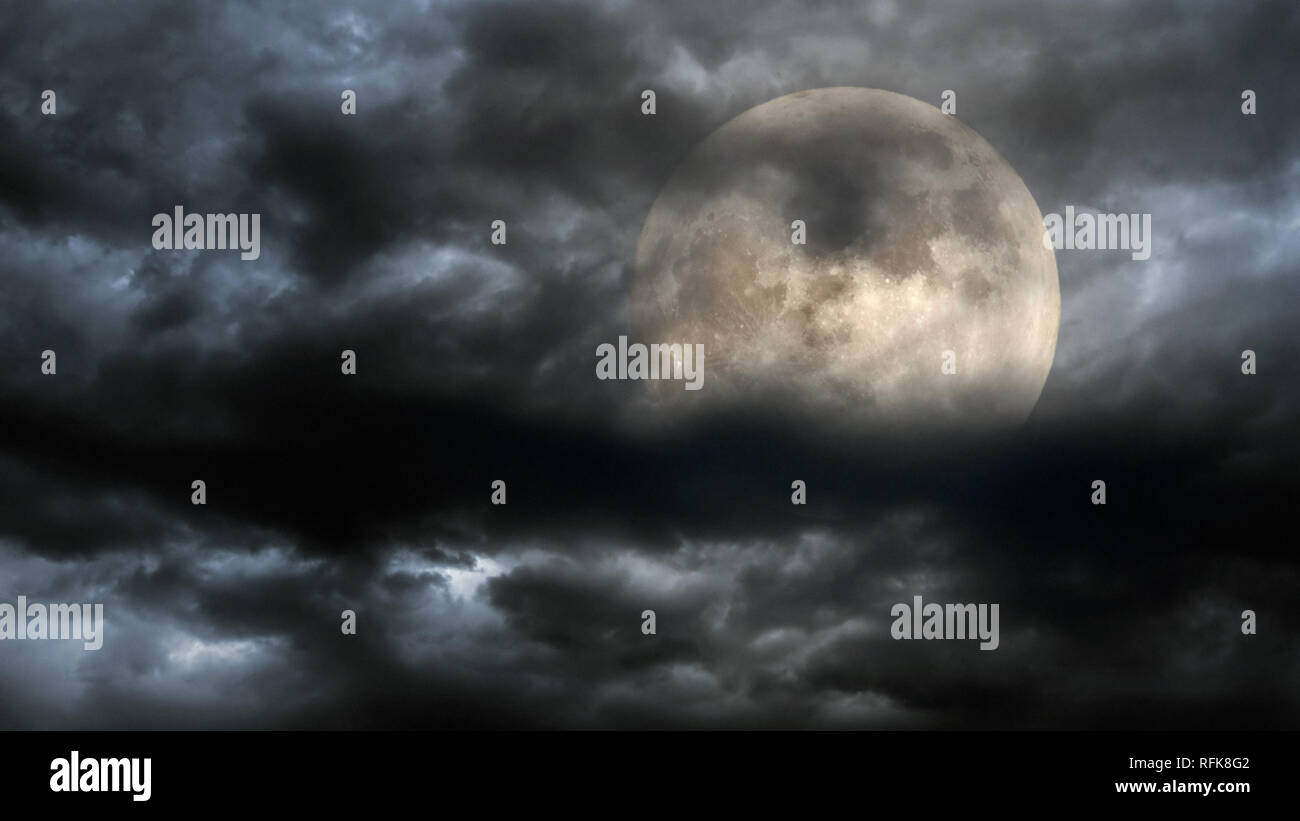 Pleine lune dans un ciel orageux nuit Banque D'Images