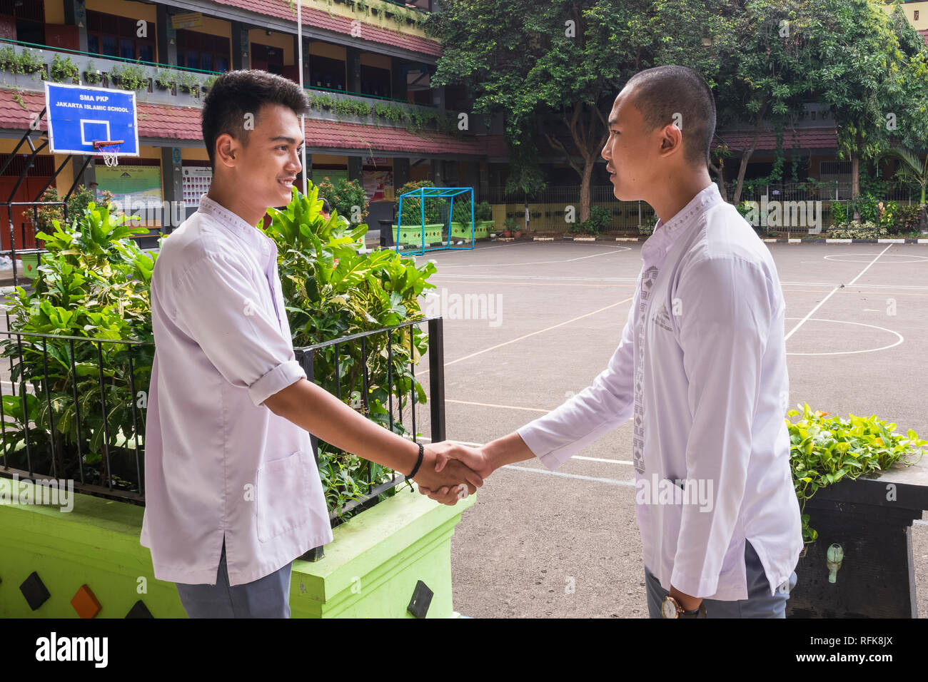 1.14, une poignée de main, IndonesianBook Banque D'Images