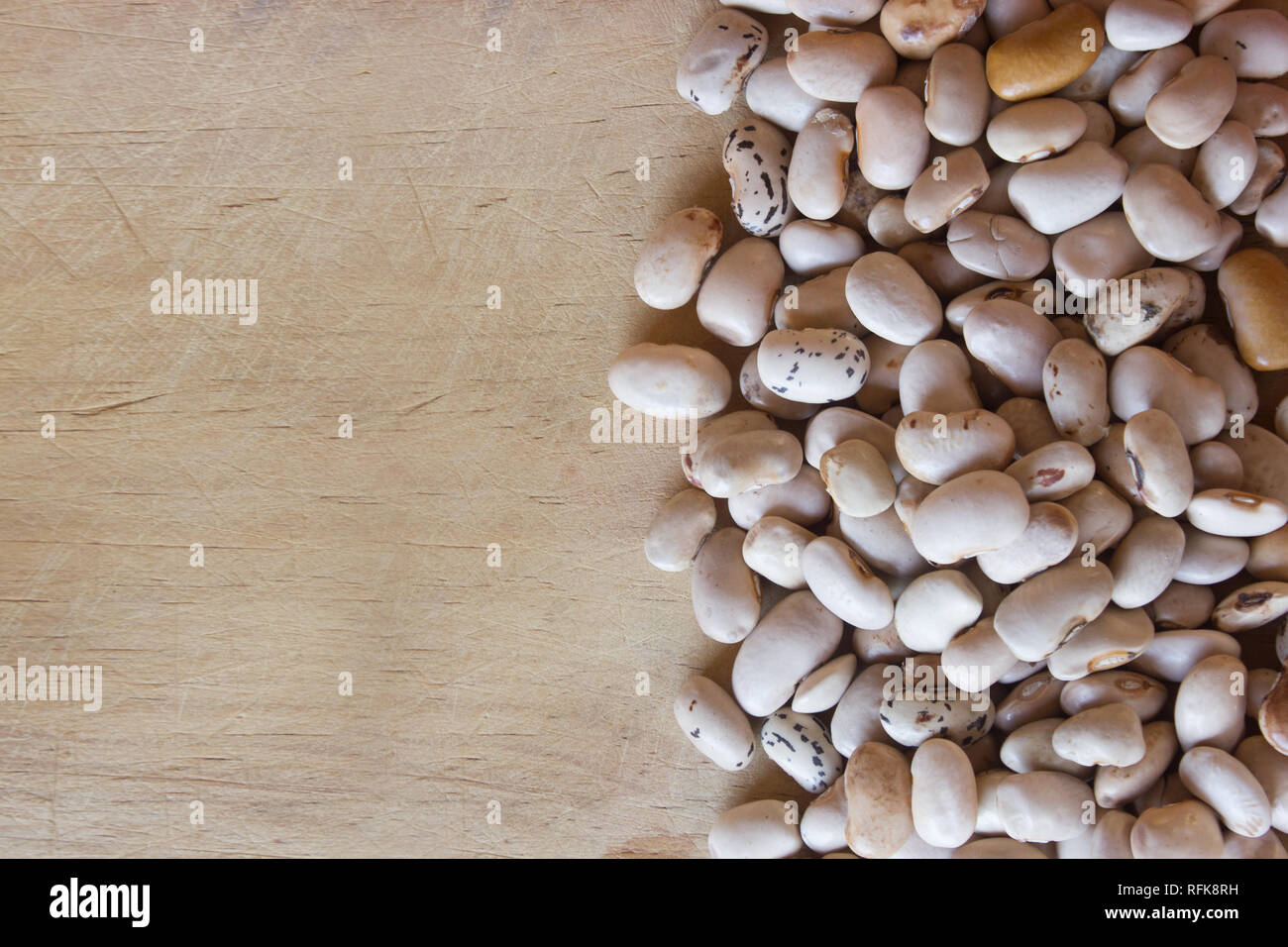 Vue de dessus d'un haricot blanc graines sur un tableau en bois Banque D'Images