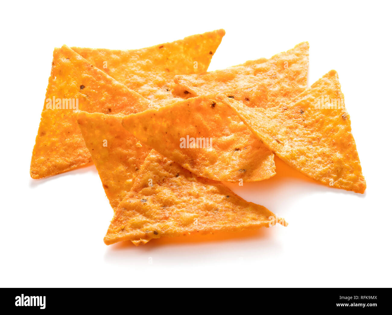 Pile de nachos isolé sur fond blanc Banque D'Images