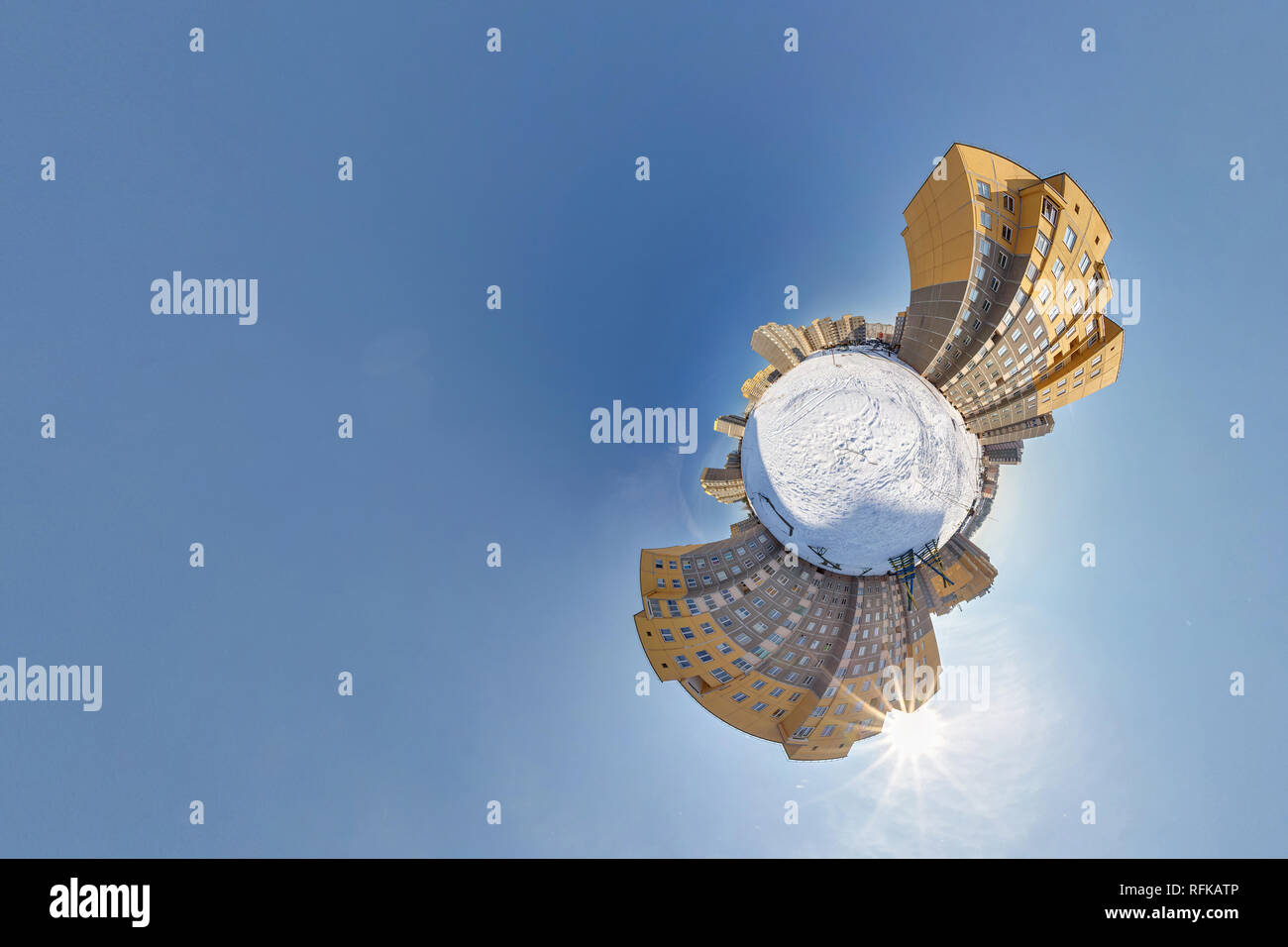 Petite Planète. Antenne sphérique 360 panorama view high-rise building salon du développement urbain résidentiel butterfly en hiver journée ensoleillée sur bleu Banque D'Images