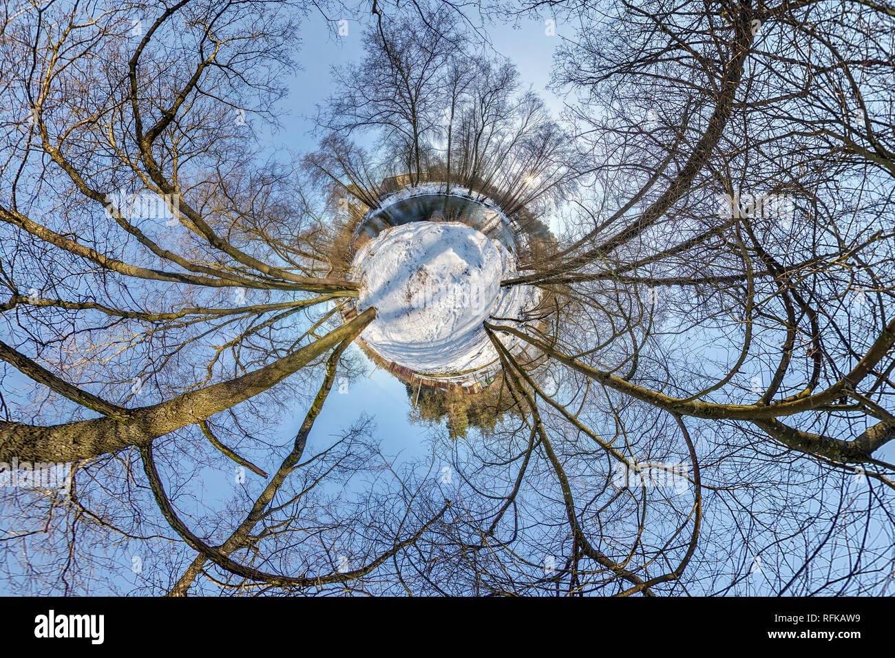 Petite Planète. Antenne sphérique 360 vue panoramique dans la forêt d'hiver en hiver journée ensoleillée sur fond bleu Banque D'Images
