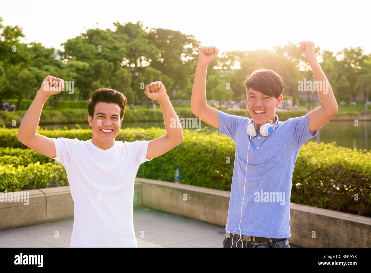 Les jeunes et les jeunes homme asiatique Asian teenage boy à l'ensemble du parc Banque D'Images