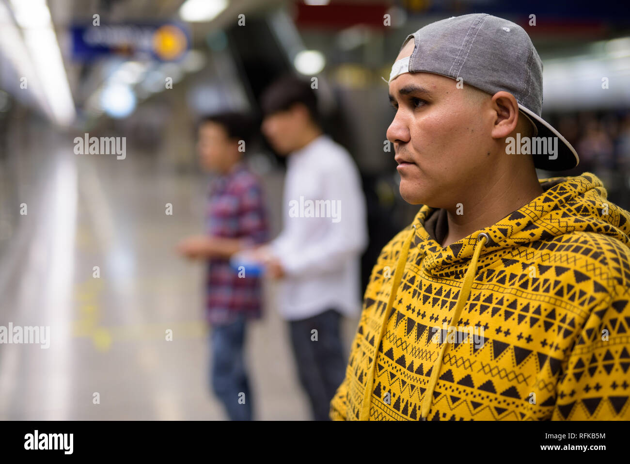 Trois jeunes hommes asiatiques dans le métro gare Banque D'Images