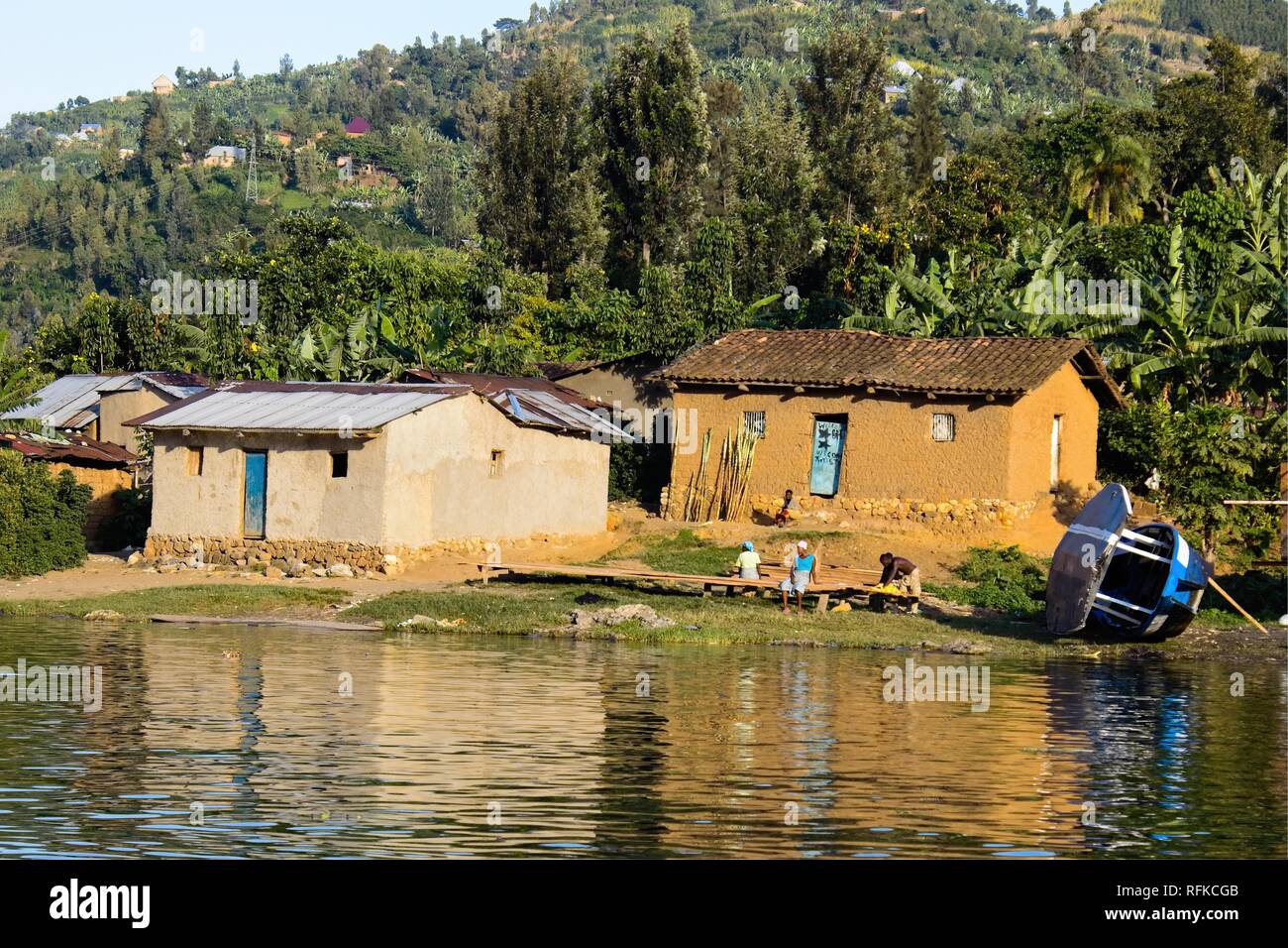 Maisons de boue locale dans un village sur les rives du lac Kivu, Rwanda, Afrique de l'Est. Banque D'Images