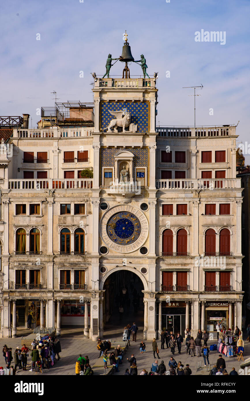 La tour de l'horloge à la place Saint-Marc (Piazza San Marco), Venise, Italie Banque D'Images