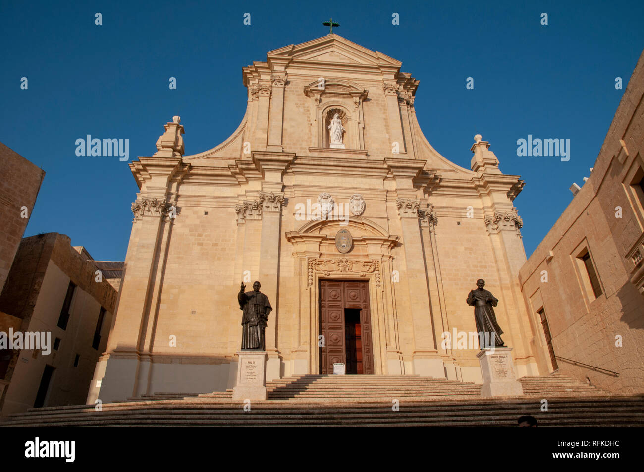 L'entrée et façade de cathédrale de l'Assomption à l'intérieur de la Citadelle de Victoria, Gozo, à Malte. Banque D'Images