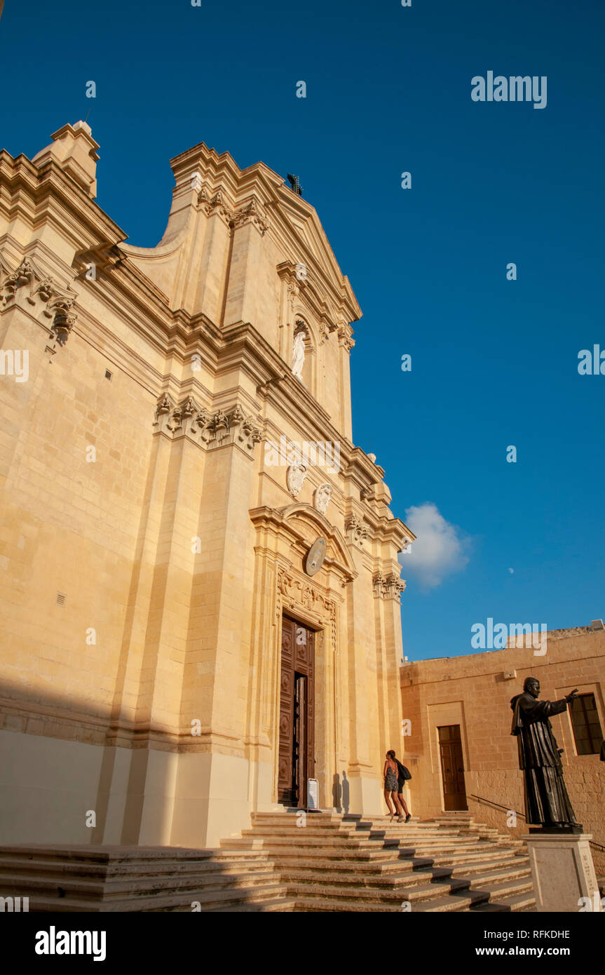 Deux jeunes visiteurs à monter les marches de la cathédrale de l'Assomption à l'intérieur de la Citadelle de Victoria, Gozo, à Malte. Banque D'Images