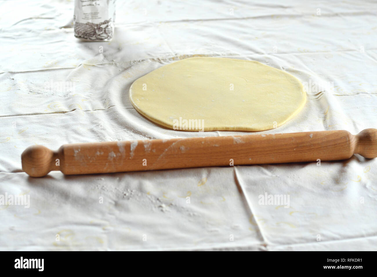 La pâte à gâteau et de rouleau à pâtisserie sur une table de cuisine Banque D'Images