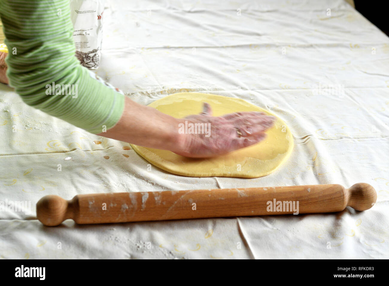 Frotter de l'huile de tournesol sur la pâte à gâteau Banque D'Images