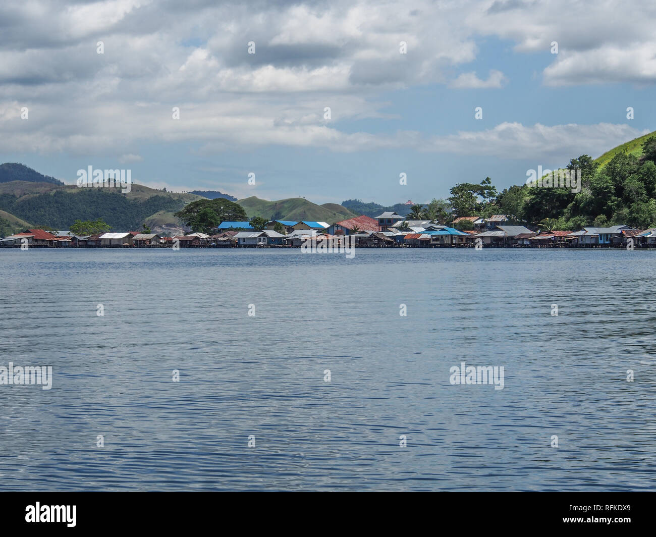 Jayapura, Indonésie - 24 janvier 2015 : des maisons sur pilotis à Kampung Ayapo, lac Sentani, Papouasie, Indonésie Banque D'Images