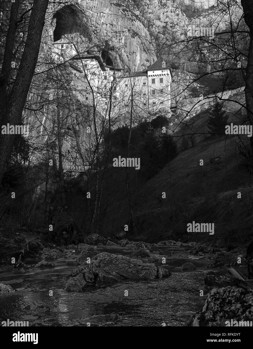 Château de Predjama construire en mur de pierres, situé en Slovénie. Banque D'Images