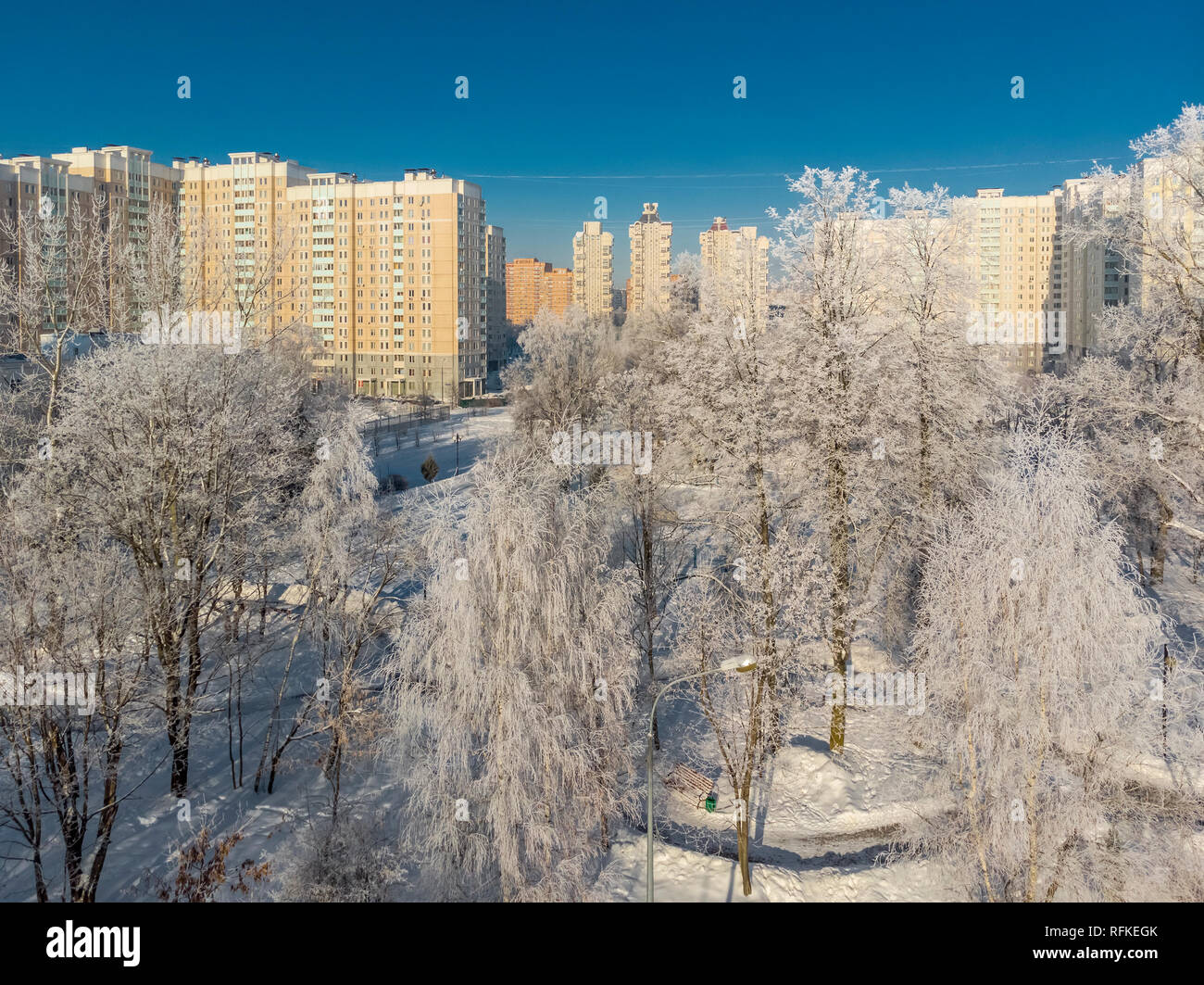 Vue sur la neige du parc de la ville d'en haut. Moscou, Russie Banque D'Images