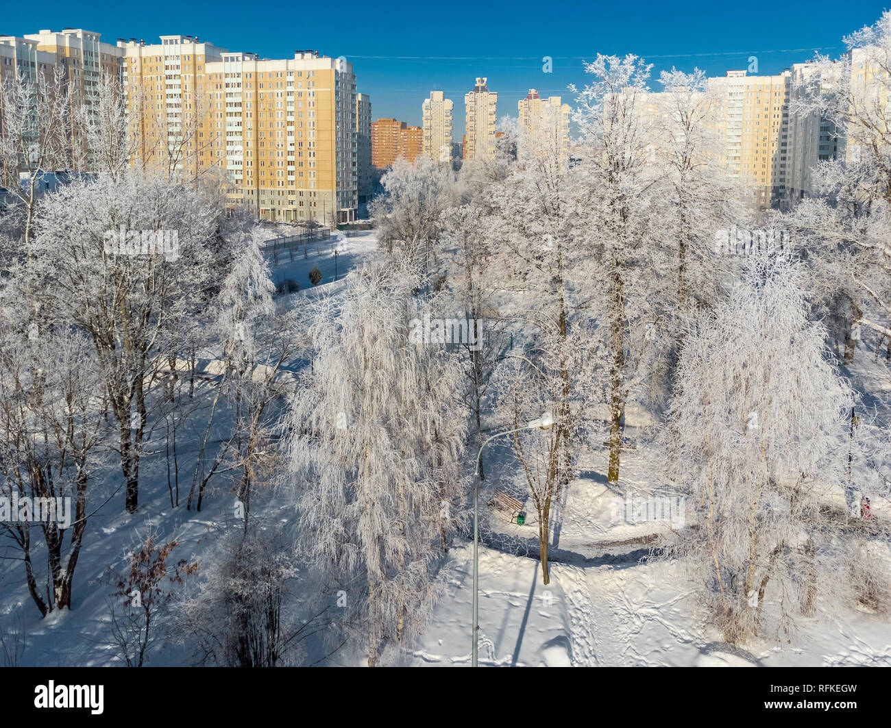 Vue sur la neige du parc de la ville d'en haut. Moscou, Russie Banque D'Images