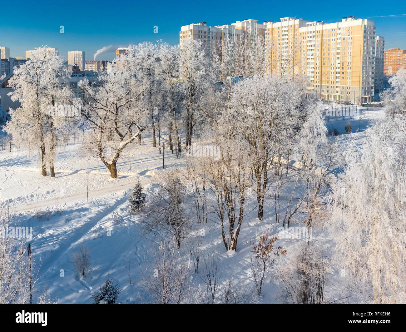 Vue sur la neige du parc de la ville d'en haut. Moscou, Russie Banque D'Images