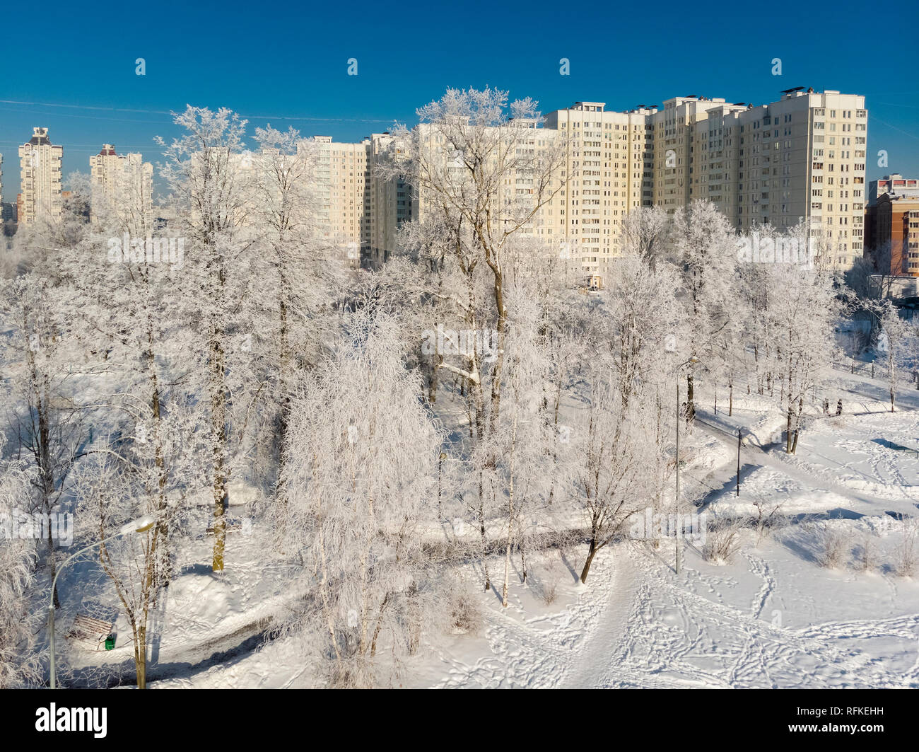 Vue sur la neige du parc de la ville aux beaux jours. Moscou, Russie Banque D'Images