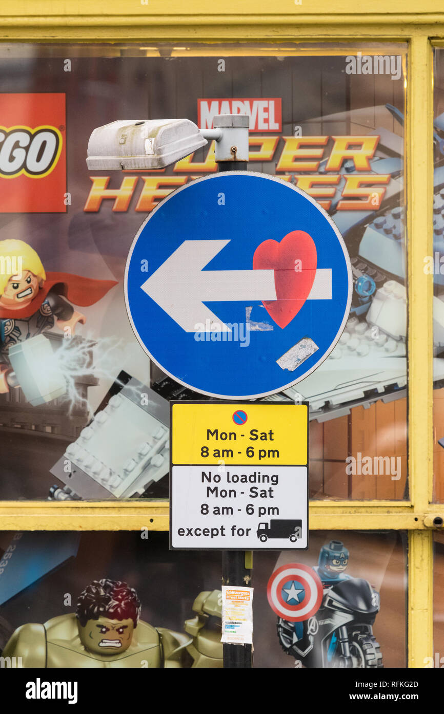 Clet Abraham art sur plaque de rue à l'extérieur d'un magasin de BD1 dans la région de Merchant City, Glasgow, Écosse, Royaume-Uni Banque D'Images