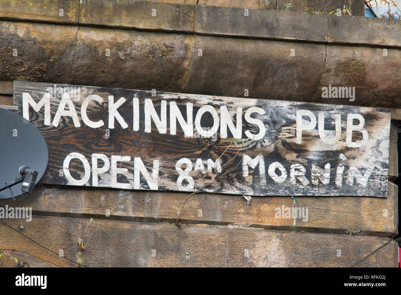 Pub Mackinnon, Glasgow, Écosse - publicité Inscription 8h00 horaire d'ouverture Banque D'Images