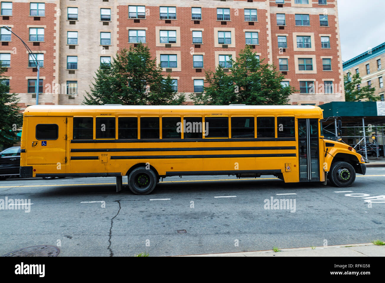 Autobus scolaire jaune à Harlem, Manhattan, New York City, USA Banque D'Images