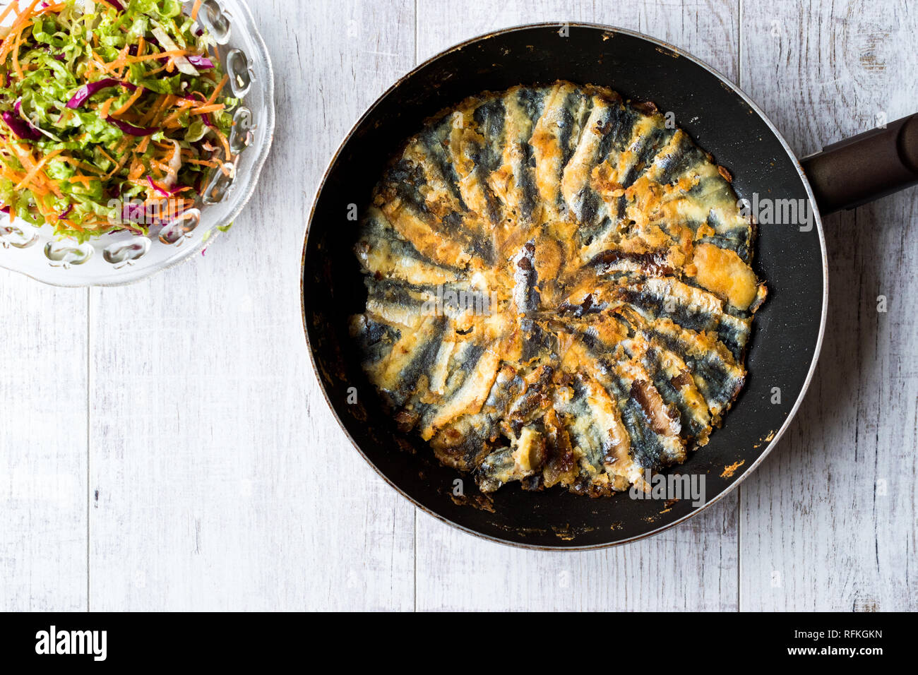 Sardines anchois frais / Hamsi Tava dans le moule sur une surface en bois. Fruits de mer Banque D'Images