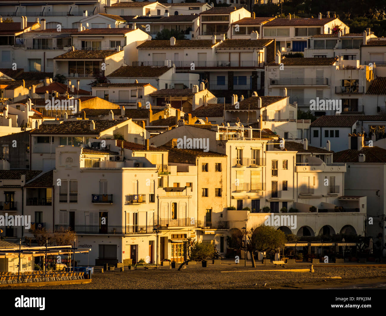 Beau paysage de ville côtière espagnole Cadaques pendant le coucher du soleil Banque D'Images