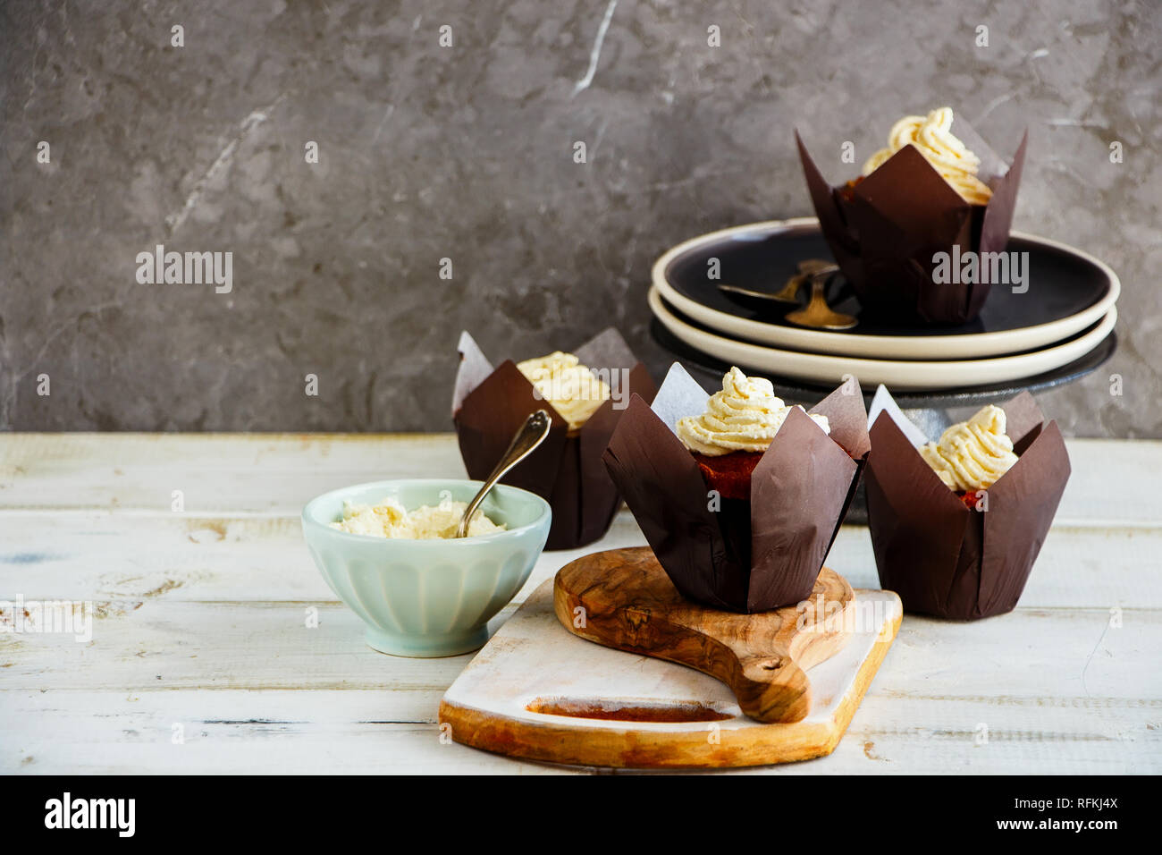 Close up of cupcakes glaçage maison décorée avec du fromage à la crème Banque D'Images
