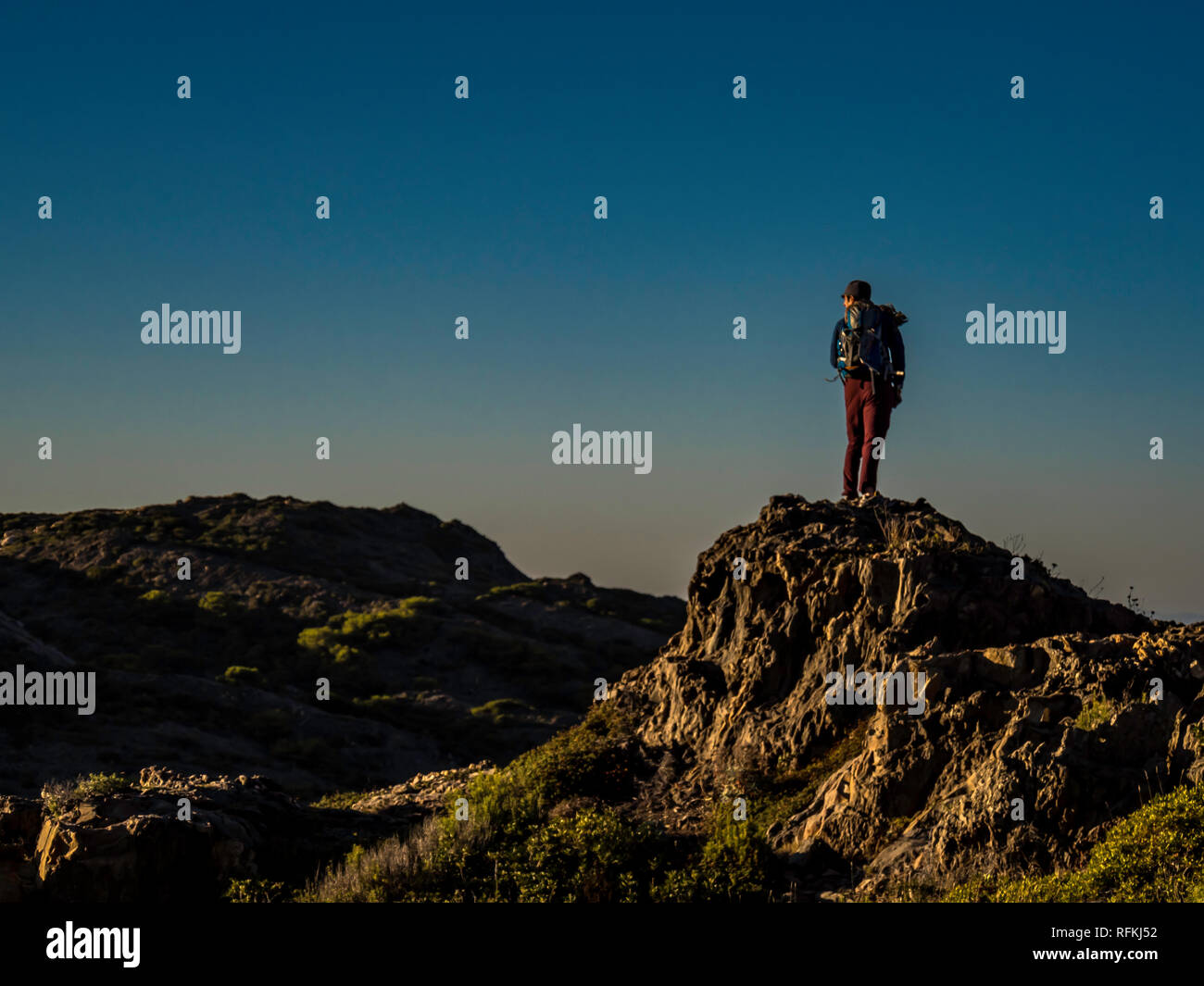 Randonneur appréciant la vue en haut d'un chemin rocailleux en quête d'aventure Banque D'Images