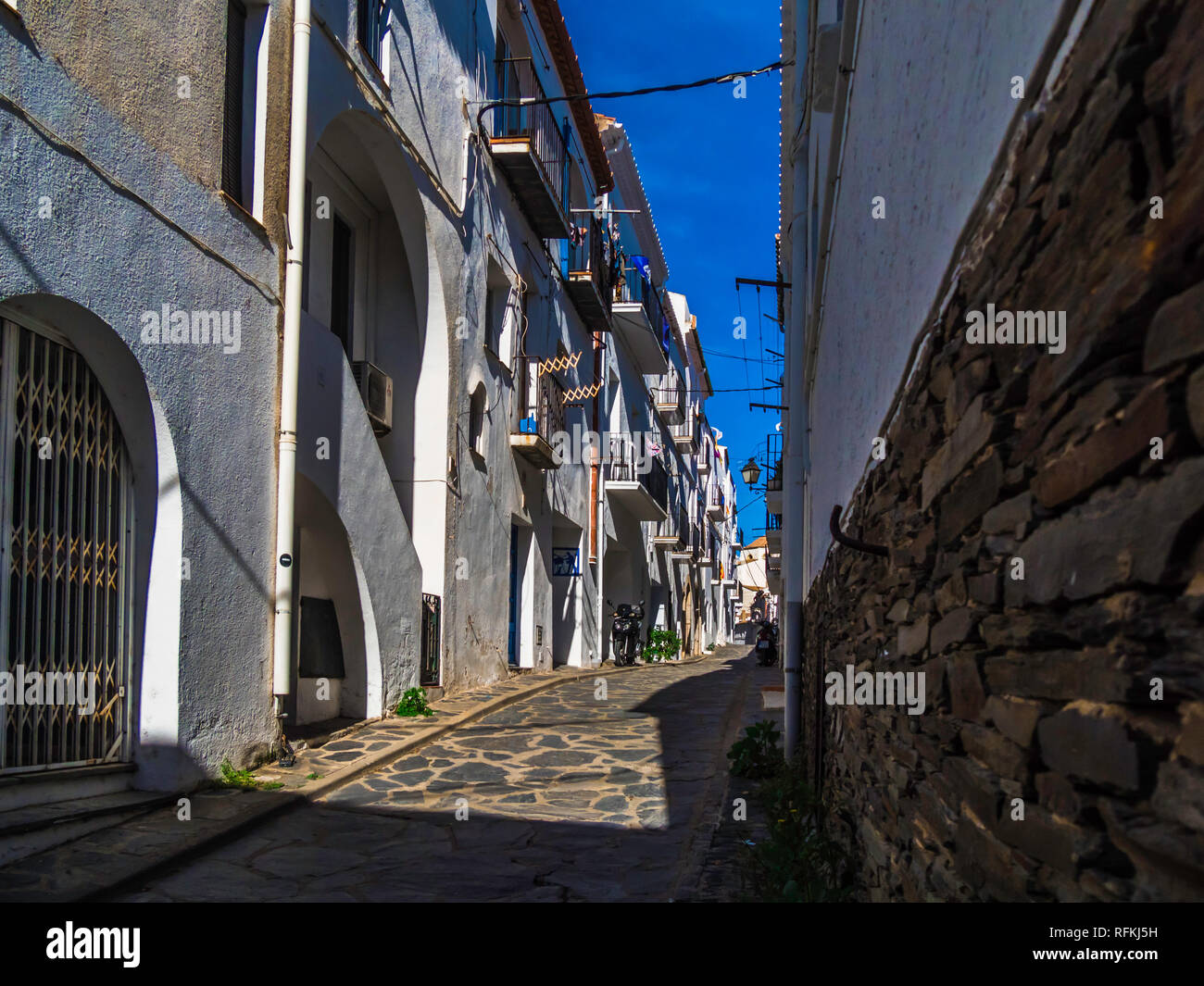 Belle petite allée en ville côtière espagnole Cadaques Banque D'Images