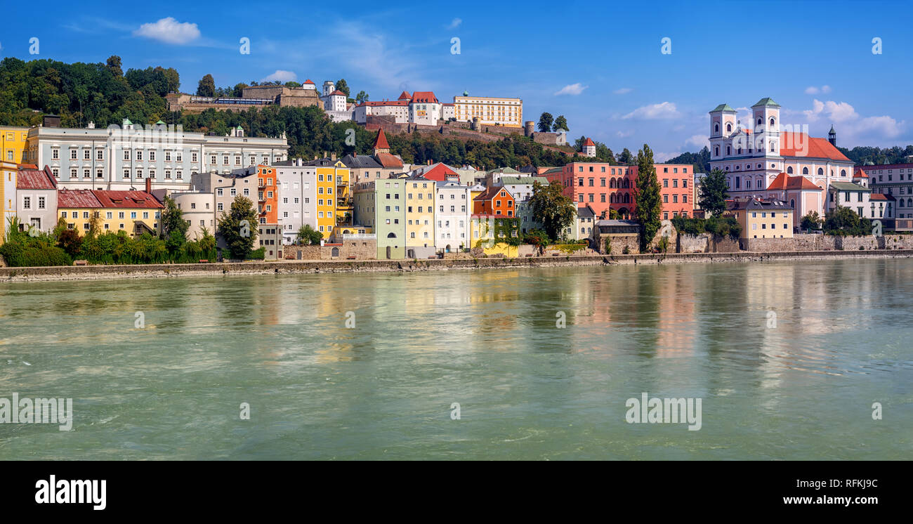 Maisons traditionnelles colorées dans la vieille ville historique de Passau, Allemagne, situé sur la jonction de trois rivières, Danube, Inn et Iltz. Passau est une popula Banque D'Images