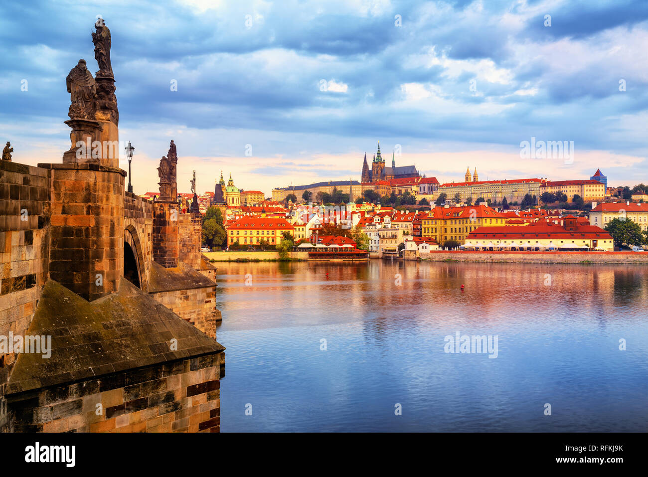 La vieille ville de Prague, le Pont Charles, la Cathédrale St Vitus et du château de Prague, République tchèque, reflétant dans la rivière Vltava sur Sunrise Banque D'Images