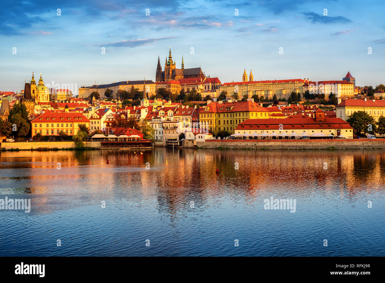 La vieille ville de Prague, Habour et du château de Prague, République tchèque, reflétant dans la rivière Vltava sur Sunrise Banque D'Images