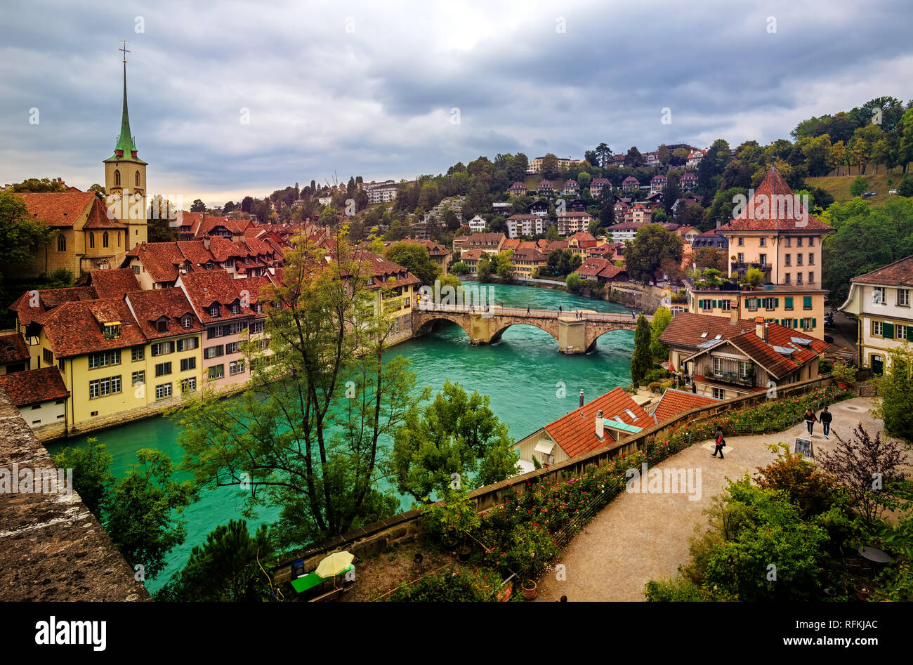 Berne, capitale de la Suisse, au Patrimoine Mondial de l'UNESCO, vue sur les toits de tuiles rouges de la vieille ville historique, l'Aare, une église Nydegg Banque D'Images Berne, capitale de la Suisse, au Patrimoine Mondial de l'UNESCO, vue sur les toits de tuiles rouges de la vieille ville historique, l'Aare, une église Nydegg Banque D'Images