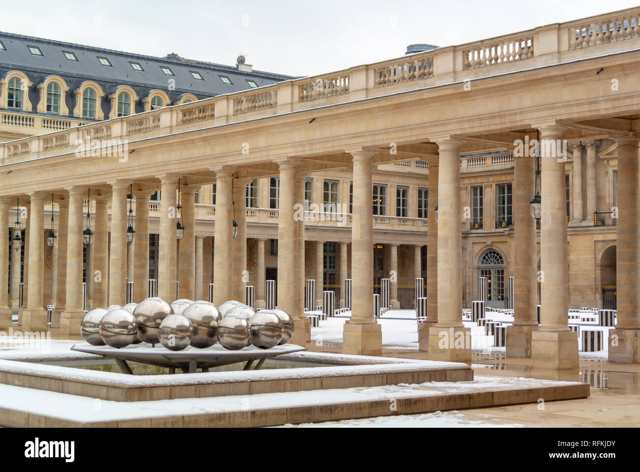 Fontaines de Pol Bury et le Conseil d'État, le Conseil constitutionnel et le ministère de la Culture, Palais Royal, Paris, France Banque D'Images