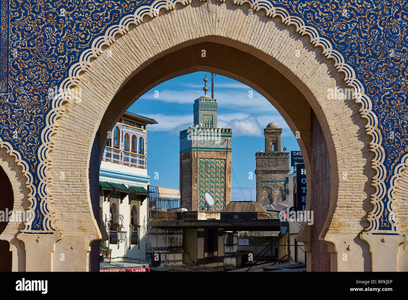 Bab Bou Jeloud, porte d'entrée très ornée de Fès el Bali, la vieille ville de Fès, au Maroc Banque D'Images