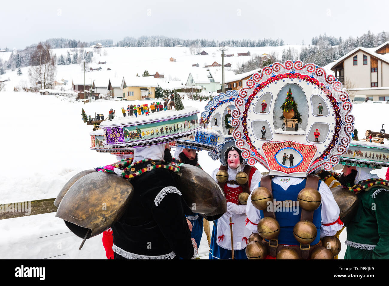 Silvesterklaus masqué est une personne prenant part à la fête de la Saint Sylvestre à Appenzell, Suisse, et contribuant ainsi à maintenir la Ch Banque D'Images