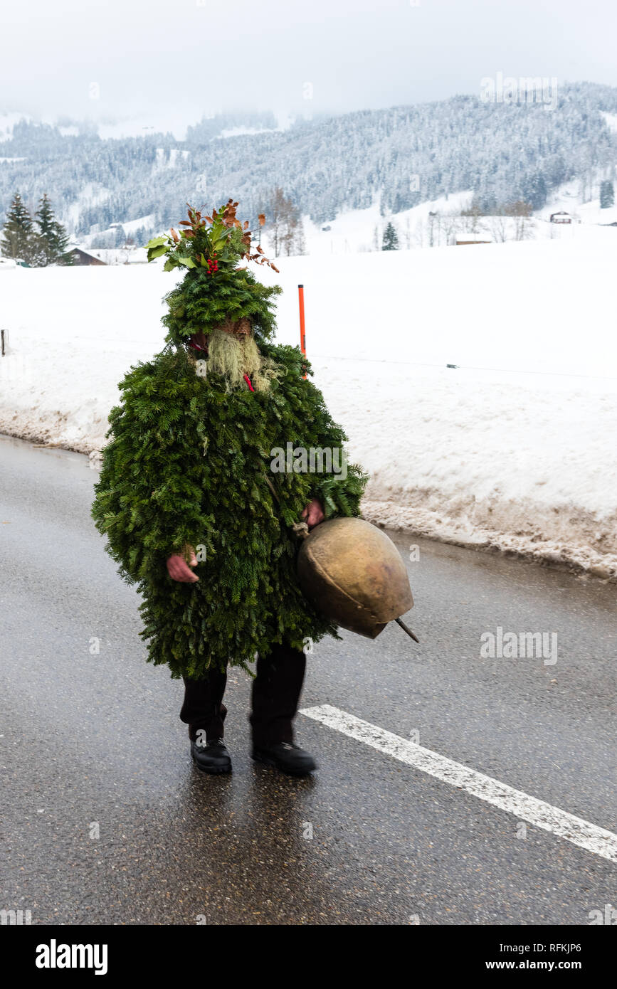 Silvesterklaus masqué est une personne prenant part à la fête de la Saint Sylvestre à Appenzell, Suisse, et contribuant ainsi à maintenir la Ch Banque D'Images