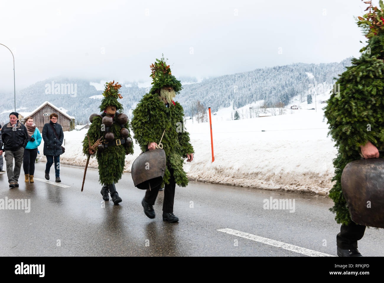 Silvesterklaus masqué est une personne prenant part à la fête de la Saint Sylvestre à Appenzell, Suisse, et contribuant ainsi à maintenir la Ch Banque D'Images