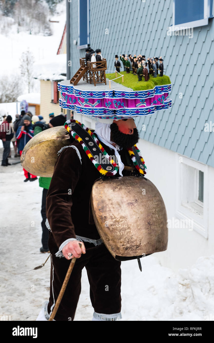 Silvesterklaus masqué est une personne prenant part à la fête de la Saint Sylvestre à Appenzell, Suisse, et contribuant ainsi à maintenir la Ch Banque D'Images