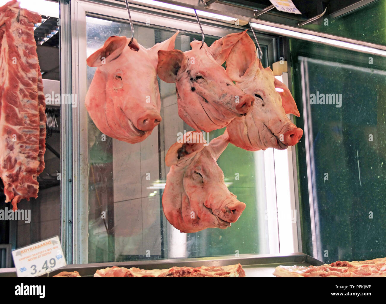 Marché de la viande de porc en tête dans le centre-ville d'Athènes, Grèce Banque D'Images