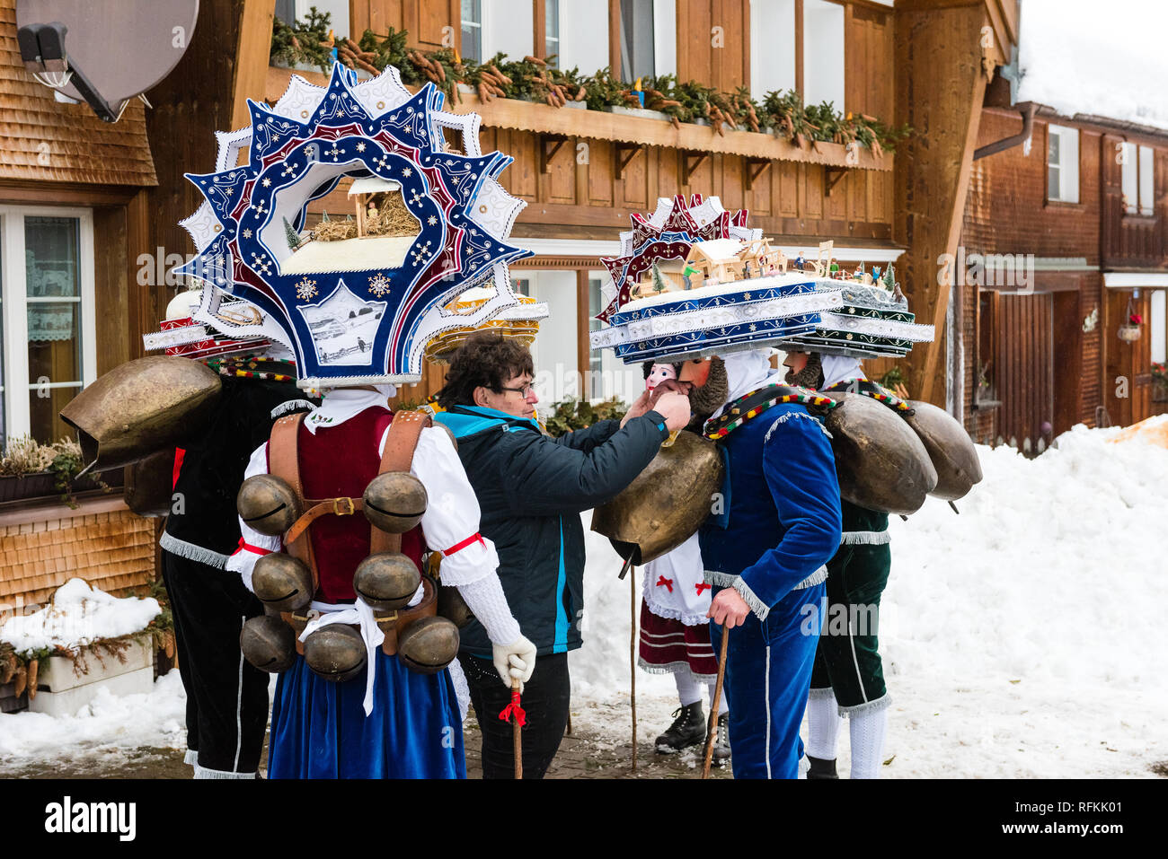 Silvesterklaus masqué est une personne prenant part à la fête de la Saint Sylvestre à Appenzell, Suisse, et contribuant ainsi à maintenir la Ch Banque D'Images
