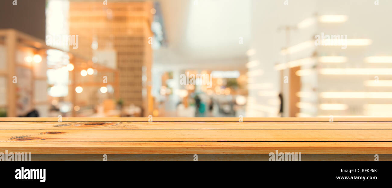 Planche en bois table vide haut arrière-plan flou. Table en bois brun Perspective Plus de flou en arrière-plan d'un café. - Bannière panoramique peut être utilisé pour Banque D'Images Planche en bois table vide haut arrière-plan flou. Table en bois brun Perspective Plus de flou en arrière-plan d'un café. - Bannière panoramique peut être utilisé pour Banque D'Images