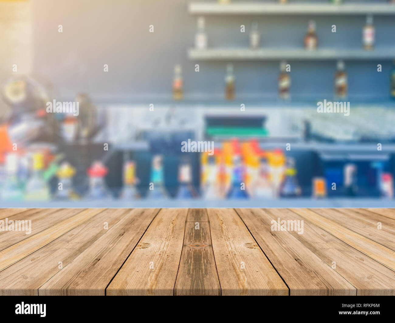 Planche en bois table vide haut sur d'arrière-plan flou. Table en bois brun Perspective Plus de flou en arrière-plan café - peut être utilisé des maquettes pour mont Banque D'Images Planche en bois table vide haut sur d'arrière-plan flou. Table en bois brun Perspective Plus de flou en arrière-plan café - peut être utilisé des maquettes pour mont Banque D'Images