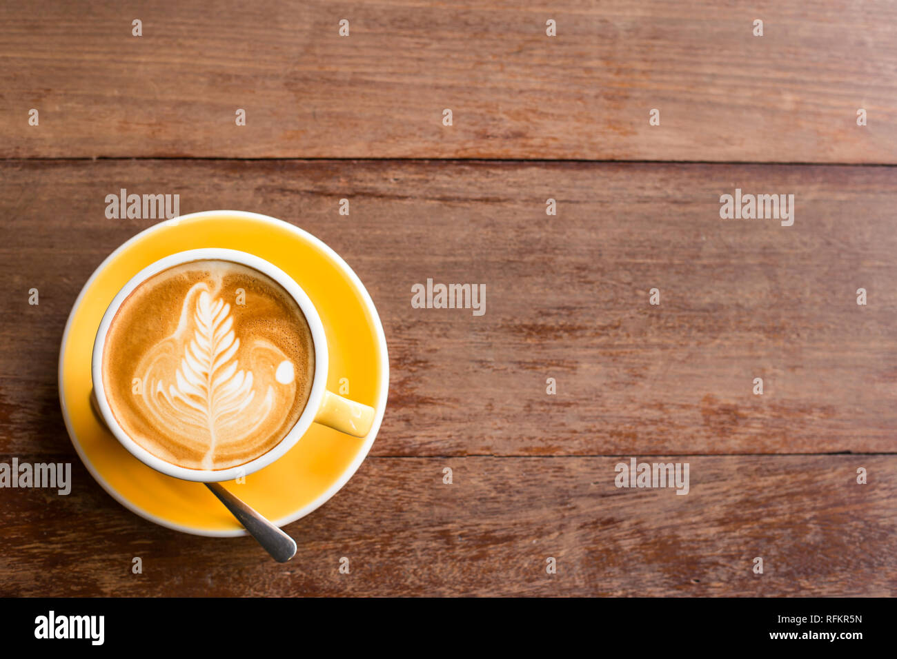 Latte art chaud dans une tasse sur la table en bois Banque D'Images