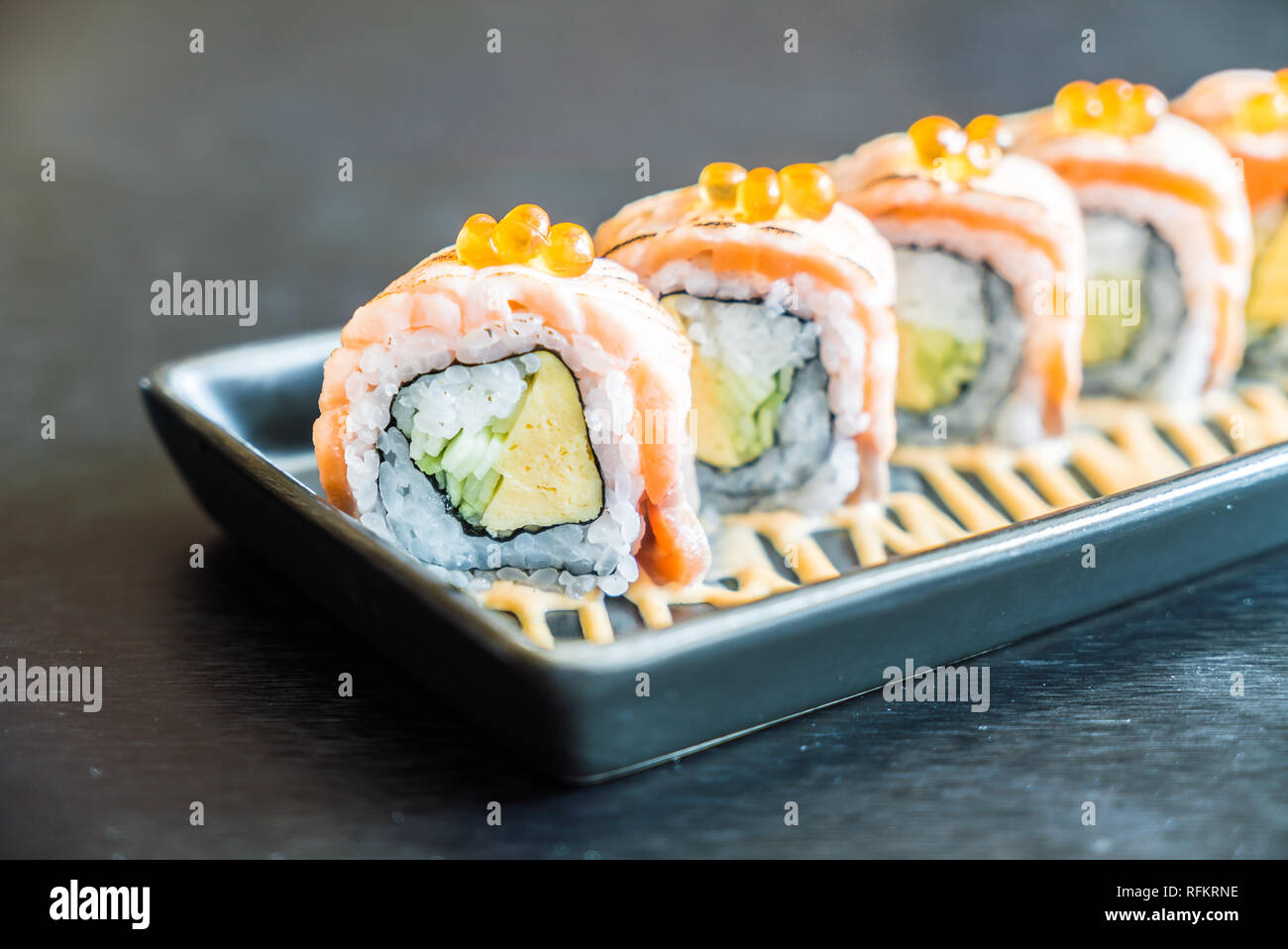 Soft focus sur le saumon sushi roll (style japonais) - Traitement HDR fusionne trois Photos Banque D'Images