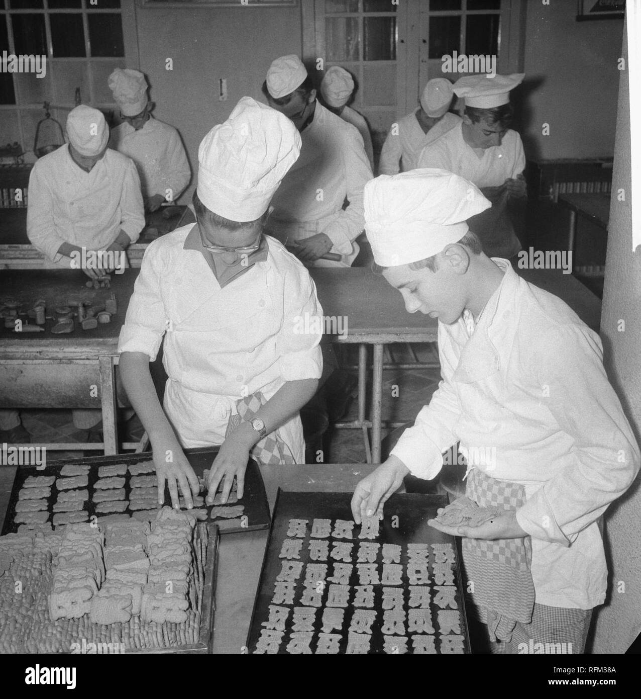 Bakkerschool van het LNO te Apeldoorn bakt speculaaspoppe Bestanddeelnr Leerlingen bakken popp, 913-0936. Banque D'Images